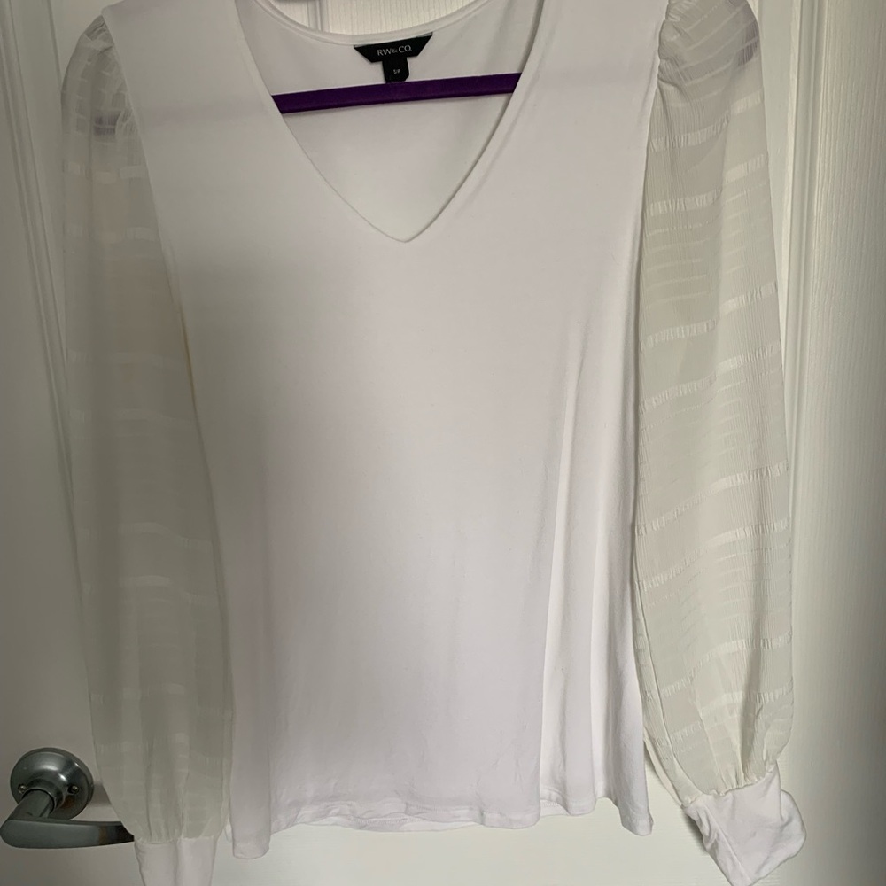 RW&CO. White V-Neck Blouse with Long Sleeves